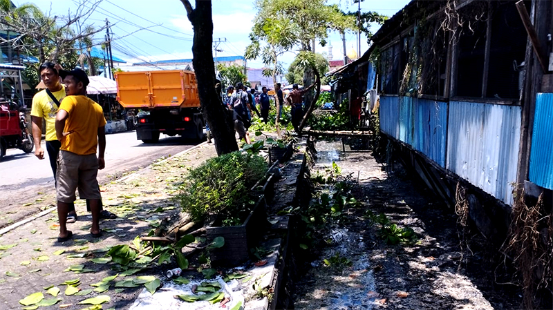 Tampak pihak Dinas Perkim Kawasan Pemukiman dan Lingkungan Hidup (DPRKPLH) Kabupaten Banjar mulai bersih-bersih sungai di kawasan Pasar Ahad Jalan Pemurus Kelurahan Kertak Hanyar, Jumat, (28/2/2025). (Foto: leon/koranbanjar.net)