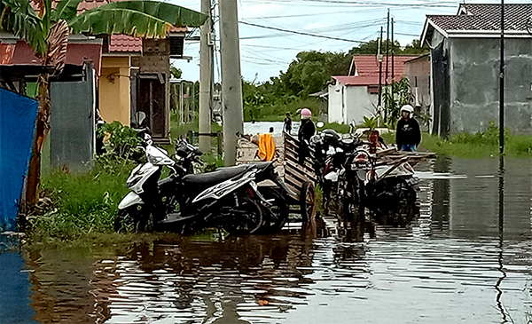Banjir merendam permukiman warga di Desa Bincau Muara. (foto: koranbanjar.net)