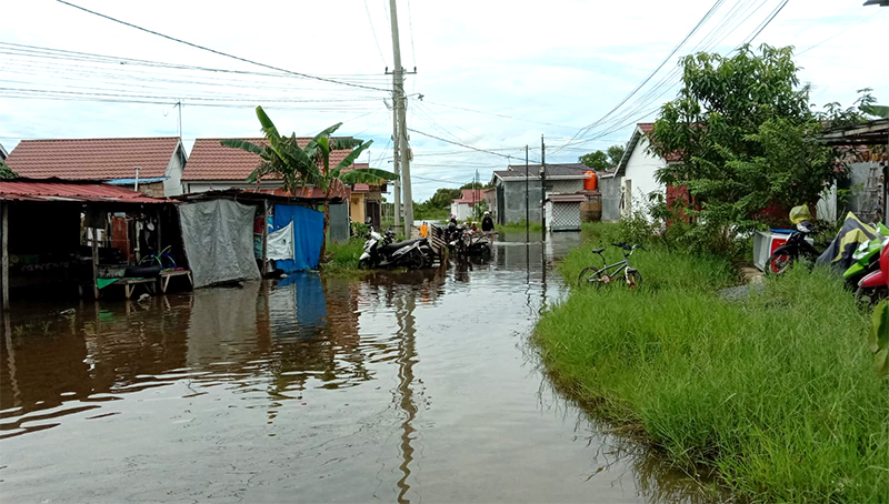 Permukiman warga yang terendam banjir. (foto diambil pada Selasa, 10 Maret 2025/koranbanjar.net)