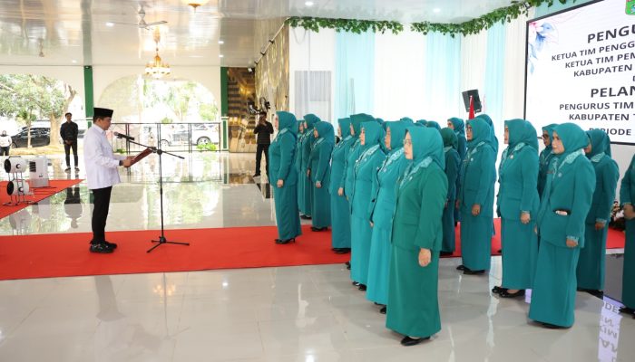 Bupati Andi Rudi Latif Kukuhkan Ketua dan Lantik Pengurus TP PKK Tanah Bumbu 2025-2030