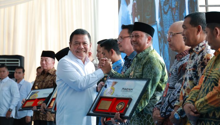 Hadir Di Peresmian Gedung Binda, Bupati Batola Terima Penghargaan dari Kabin RI