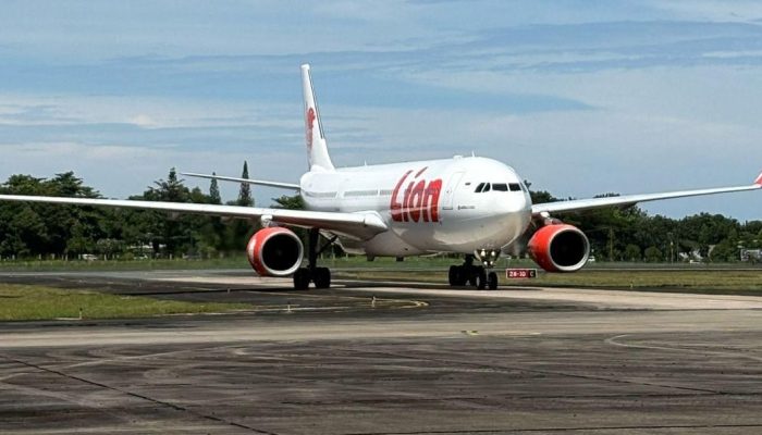 Dua Pesawat Airbus Lion Air Tiba di Bandara Syamsudin Noor, Siap Angkut Jemaah Haji