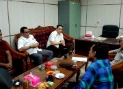Warga Desa Jati Baru mengadukan CV DBM ke Komisi III DPRD Banjar dihadiri pihak Bina Marga Dinas PUPRP Banjar. (foto: koranbanjar.net)