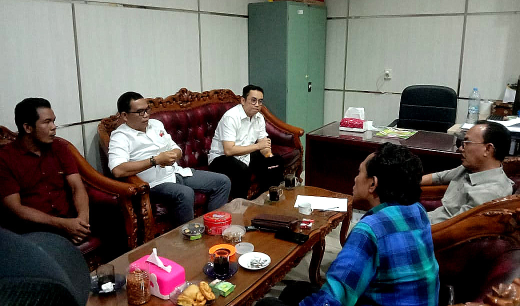 Warga Desa Jati Baru mengadukan CV DBM ke Komisi III DPRD Banjar dihadiri pihak Bina Marga Dinas PUPRP Banjar. (foto: koranbanjar.net)