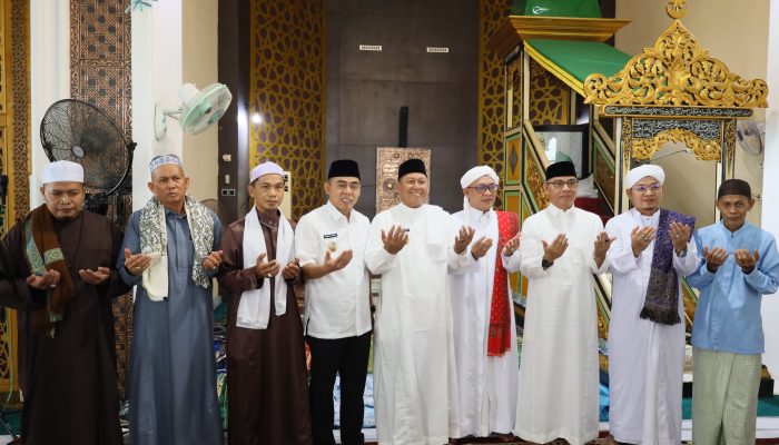 Sukacita Idulfitri: Bupati, Wabup, dan Sekda Salat Id di Masjid Agung Al Anwar