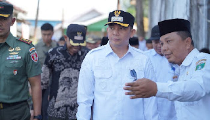 Bupati Tanah Bumbu Bang Arul, Tinjau Lokasi dan Salurkan Bantuan Korban Kebakaran
