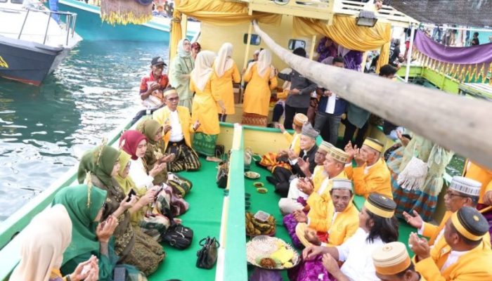 Lembaga Adat Ogi Gelar Prosesi Puncak Pesona Budaya Mappanre Ri Tasi’e 2025 di Pantai Pagatan