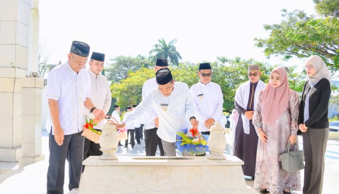 Sambut HUT Proklamasi 17 Mei, Pemkab HSS Ziarahi Makam Pahlawan Nasional Hassan Basry