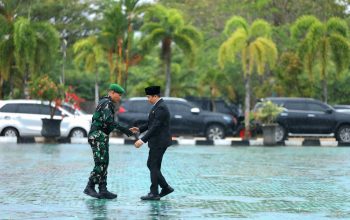 Bupati Andi Rudi Latif Pimpin Harkitnas dan HUT Proklamasi Pemerintahan ALRI Divisi 4 : Semangat Kebangkitan Nasional Tak Padam Meski Diguyur Hujan
