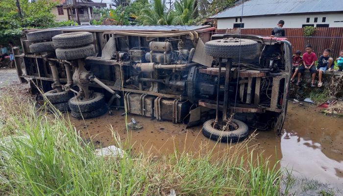 Breaking News! Truk Kontainer Bermuatan Logistik Milik PT MBP-Adaro Logistic Terguling