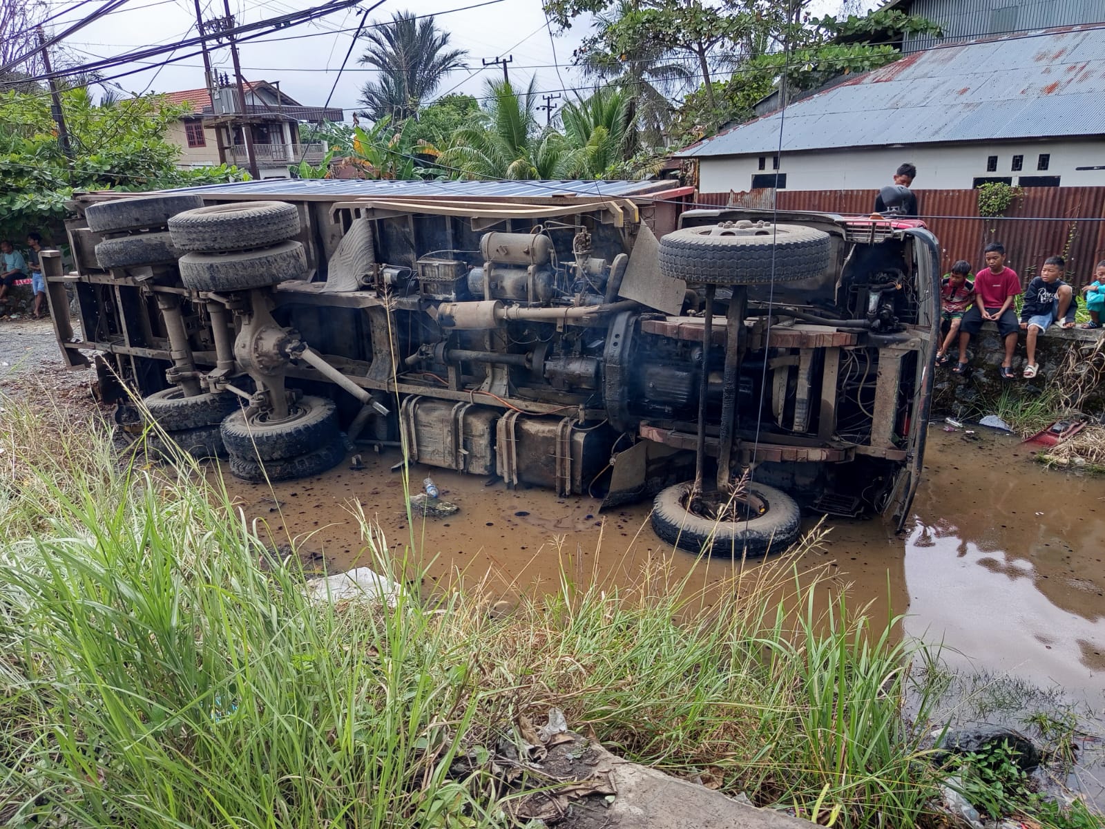 Breaking News! Truk Kontainer Bermuatan Logistik Milik PT MBP-Adaro Logistic Terguling – koranbanjar | OPSIIN-1