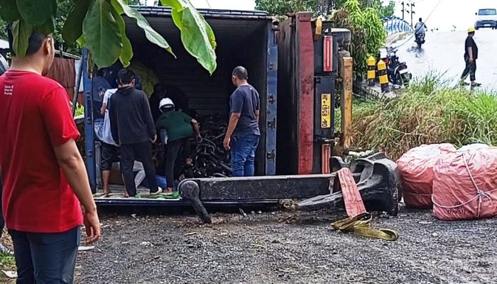 Truk Kontainer yang Terguling Ternyata Bermuatan Rantai Kapal Diduga Berat 30 Ton Milik PT MBP-Adaro Logistic