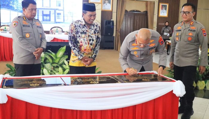 Kapolda Kalsel Tandatangani Beberapa Prasasti Bantuan Hibah Pemkab HSS