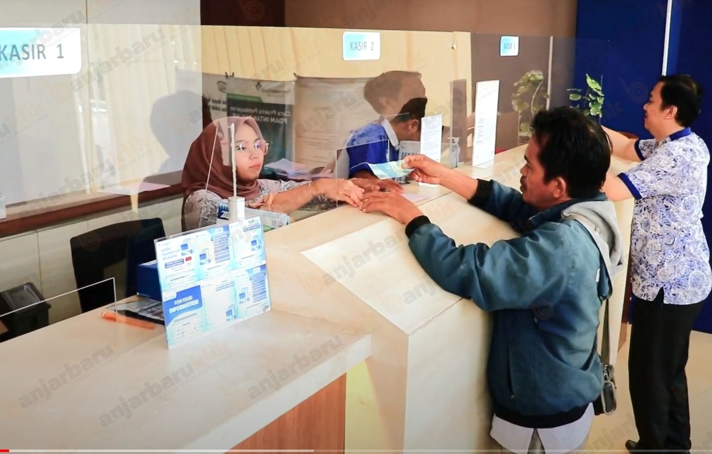 Pelanggan melakukan pembayaran tagihan air di loket pelayanan PTAM Intan Banjar. (Foto: Humas PTAM Intan Banjar/Koranbanjar.net)