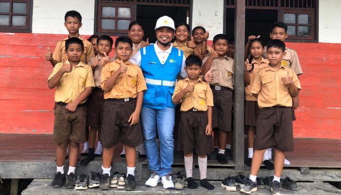 PLN Hadirkan Terang di SDN Lubuk Hiju pada Momen Hari Pendidikan Nasional
