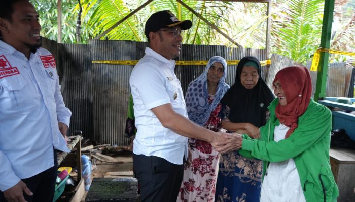 Wujud Kepedulian, Pemkab Kotabaru Serahkan Bantuan Korban Kebakaran di Desa Baharu Utara