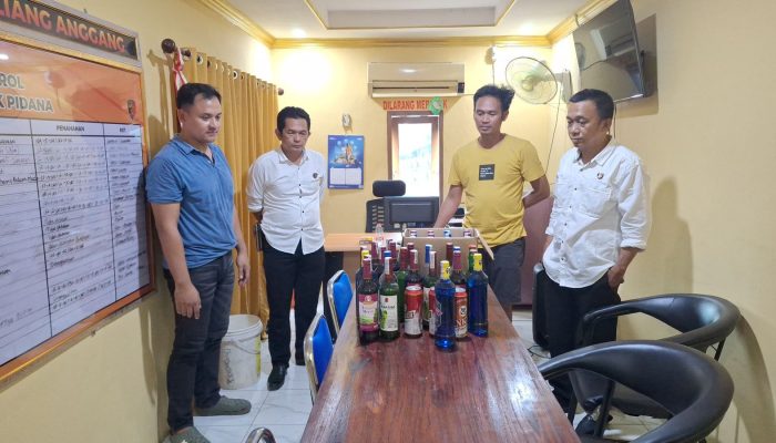 Polsek Liang Anggang Amankan Puluhan Botol Miras Operasi Sikat Intan 2025