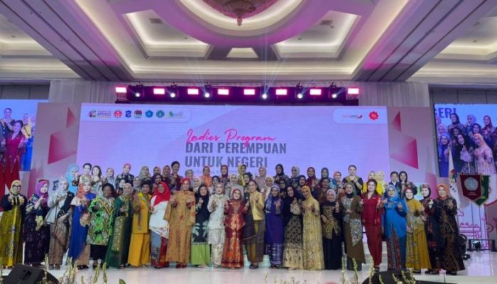 Pj Ketua PKK Kota Banjarbaru Promosikan Sasirangan di Fashion Show Munas APEKSI