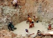 Satu Orang Pendulang Intan di Cempaka Tertimbun Tanah