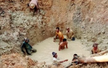Satu Orang Pendulang Intan di Cempaka Tertimbun Tanah