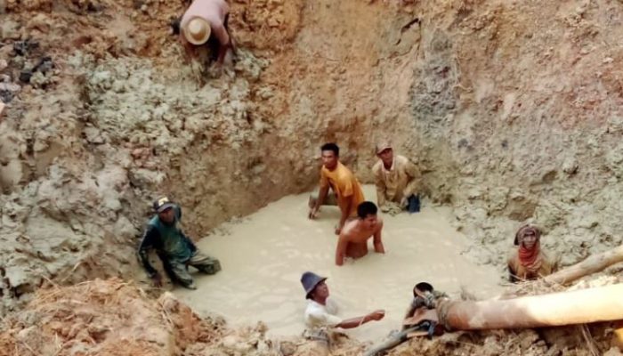 Satu Orang Pendulang Intan di Cempaka Tertimbun Tanah