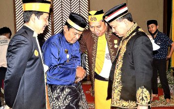 Pangeran Syarif Abdurrahman Bahasyim atau dikenal dengan sebutan Habib Banua bergelar Bangsawan Banjar Pangeran Syarif Hikmadiraja (nomor dua dari kanan) bersama Sultan Banjar Khairul Saleh (paling kanan). (foto:Kesultanan Banjar)