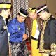 Pangeran Syarif Abdurrahman Bahasyim atau dikenal dengan sebutan Habib Banua bergelar Bangsawan Banjar Pangeran Syarif Hikmadiraja (nomor dua dari kanan) bersama Sultan Banjar Khairul Saleh (paling kanan). (foto:Kesultanan Banjar)