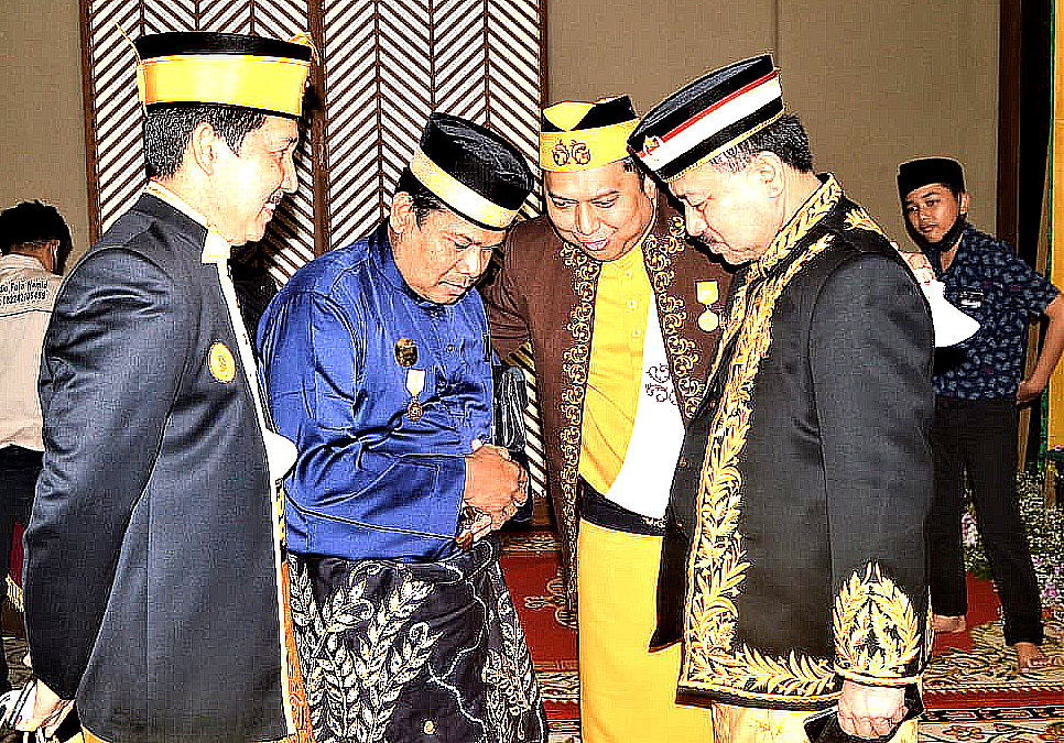 Pangeran Syarif Abdurrahman Bahasyim atau dikenal dengan sebutan Habib Banua bergelar Bangsawan Banjar Pangeran Syarif Hikmadiraja (nomor dua dari kanan) bersama Sultan Banjar Khairul Saleh (paling kanan). (foto:Kesultanan Banjar)