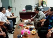 Warga Desa Jati Baru, Kecamatan Astambul yang diwakili Mulyani bersama tiga rekan datang mengadukan persoalan yang mereka hadapi dengan pihak CV DBM ke Komisi III DPRD Banjar, pada Rabu, (30/4/2025). Kedatangan mereka langsung disambut Ketua Komisi III, Abdul Razak. (Foto: Koranbanjar.net)