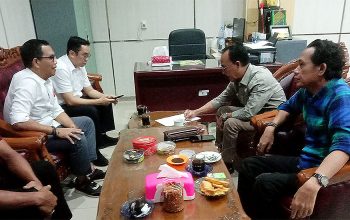 Warga Desa Jati Baru, Kecamatan Astambul yang diwakili Mulyani bersama tiga rekan datang mengadukan persoalan yang mereka hadapi dengan pihak CV DBM ke Komisi III DPRD Banjar, pada Rabu, (30/4/2025). Kedatangan mereka langsung disambut Ketua Komisi III, Abdul Razak. (Foto: Koranbanjar.net)