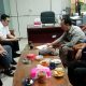 Warga Desa Jati Baru, Kecamatan Astambul yang diwakili Mulyani bersama tiga rekan datang mengadukan persoalan yang mereka hadapi dengan pihak CV DBM ke Komisi III DPRD Banjar, pada Rabu, (30/4/2025). Kedatangan mereka langsung disambut Ketua Komisi III, Abdul Razak. (Foto: Koranbanjar.net)