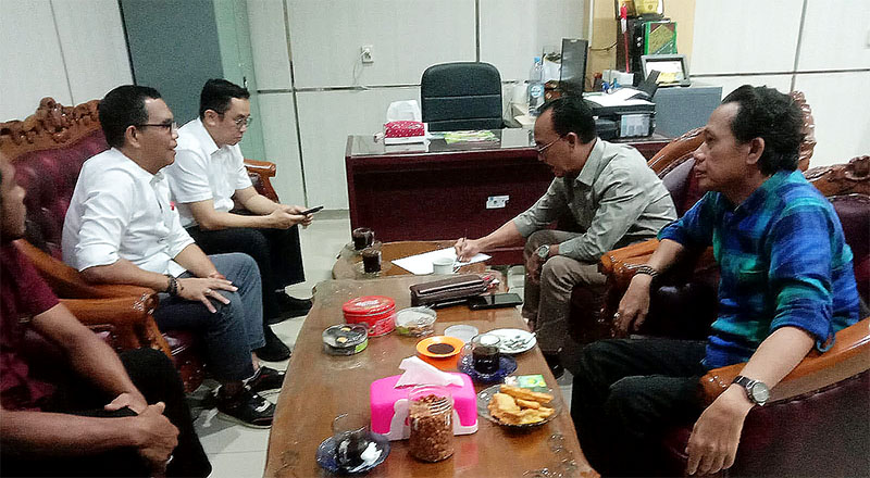 Warga Desa Jati Baru, Kecamatan Astambul yang diwakili Mulyani bersama tiga rekan datang mengadukan persoalan yang mereka hadapi dengan pihak CV DBM ke Komisi III DPRD Banjar, pada Rabu, (30/4/2025). Kedatangan mereka langsung disambut Ketua Komisi III, Abdul Razak. (Foto: Koranbanjar.net)
