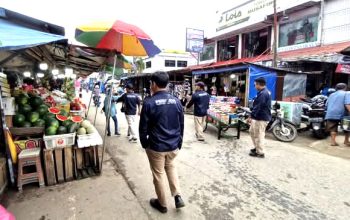 Para petugas Perumda Pasar Bauntung Batuah sangat aktif melakukan penataan Pedagang Kaki Lima (PKL) di sejumlah pasar yang dikelola Perumda PBB.