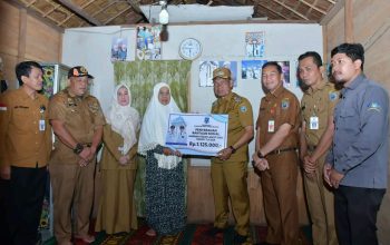 Serahkan Bansos, Wabup HSS Kunjungi Lansia Asuh