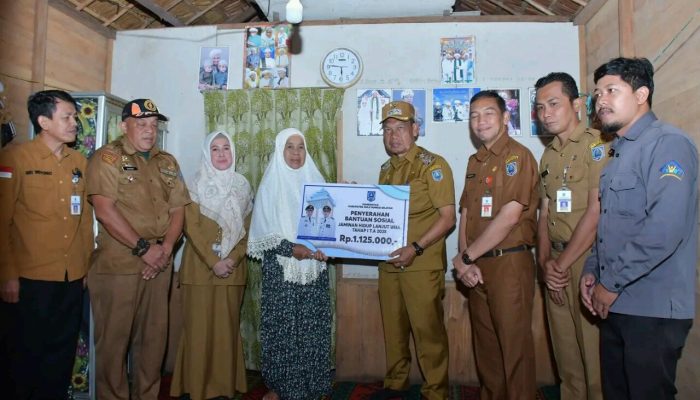 Serahkan Bansos, Wabup HSS Kunjungi Lansia Asuh