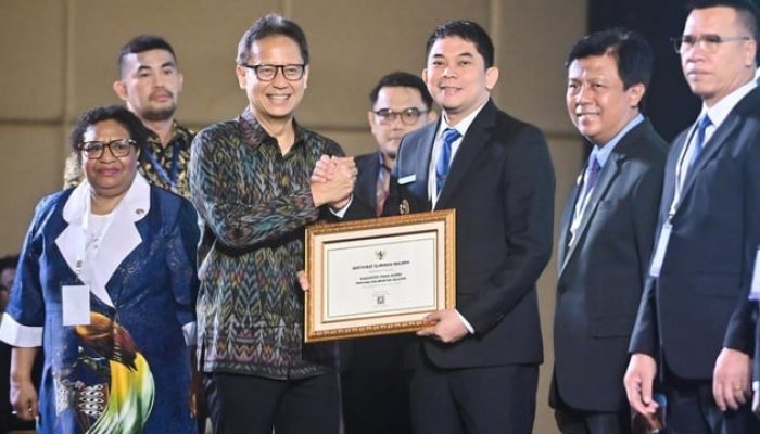 Bupati Tanah Bumbu Andi Rudi Latif Terima Sertifikat Eliminasi Malaria di APLMA ke-9