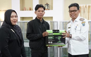 Wabup HSS Serahkan Bantuan Peralatan Bagi UMKM