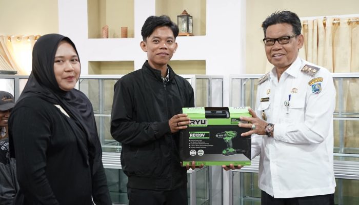 Wabup HSS Serahkan Bantuan Peralatan Bagi UMKM