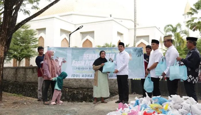 Bupati Andi Rudi Salurkan Langsung Daging Kurban Bantuan Presiden Prabowo
