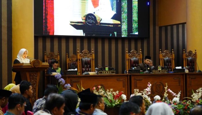 Bupati Tanbu Sampaikan Jawaban Terhadap Pemandangan Umum Fraksi DPRD Terkait Raperda Lingkungan Hidup dan Bangunan Gedung
