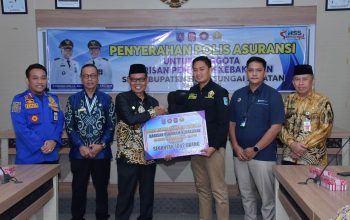 Wabup HSS Serahkan Polis Asuransi Perlindungan 1.662 Relawan Damkar