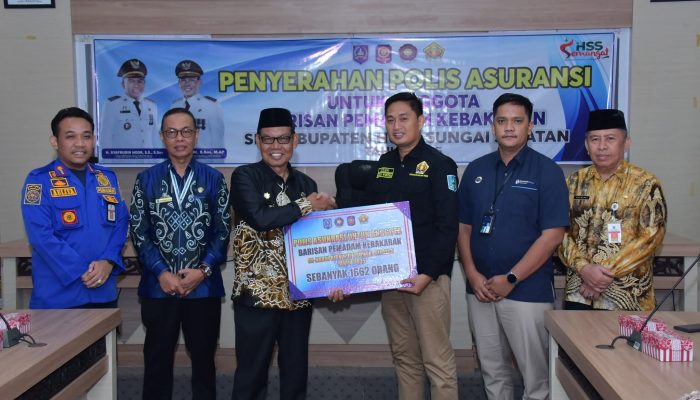 Wabup HSS Serahkan Polis Asuransi Perlindungan 1.662 Relawan Damkar