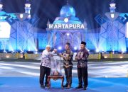 Kabupaten Banjar Serahkan Piala Bergilir MTQ Tingkat Kalsel