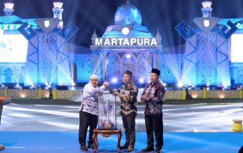 Kabupaten Banjar Serahkan Piala Bergilir MTQ Tingkat Kalsel