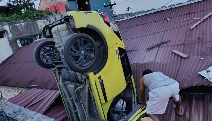 Diduga Hilang Kendali, Mobil Terprosok Keatap Rumah Warga