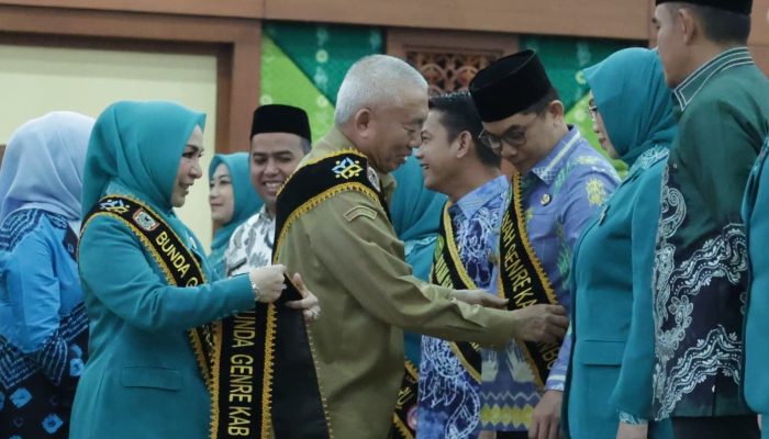 Andi Rudi Latif dan Andi Irmayani Rudi Latif Dikukuhkan Sebagai Ayah dan Bunda GenRe Tanah Bumbu
