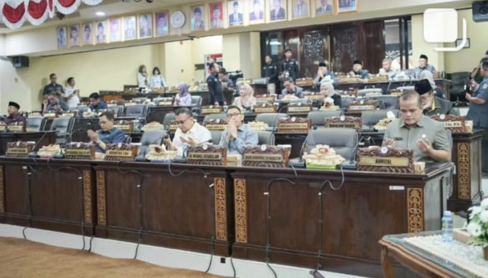 ‎Sorotan Fraksi DPRD Kalsel: Retribusi Menguap, Pembangunan Tertinggal, Anggaran Mengendap