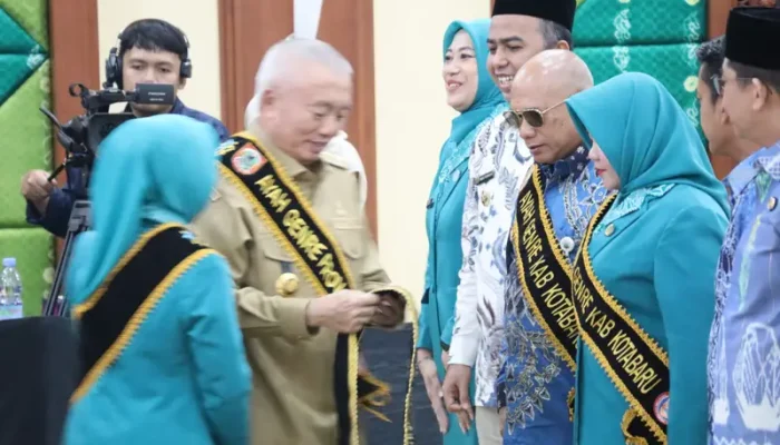 Bupati Bersama Ketua TP PKK Kotabaru Dikukuhkan Menjadi Ayah dan Bunda Genre