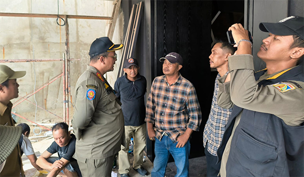 Satpol PP Kota Balikpapan saat melakukan pemeriksaan dokumen perizinan THM Helix Balikpapan beberapa waktu lalu, Kamis (12/6/2025).