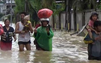 Warga Kota Balikpapan ditengah kepungan banjir yang terjadi, Kamis (19/6/2025).